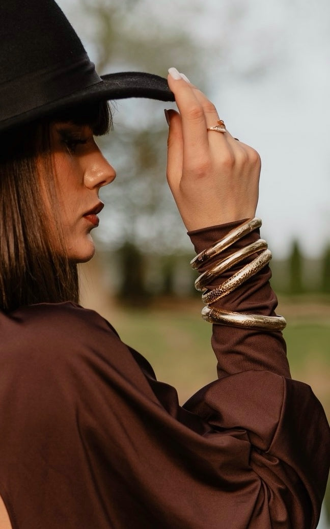 Stack de brățări aurii